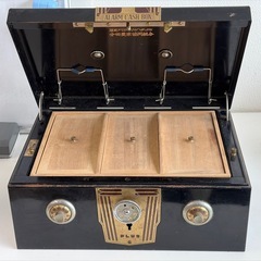 【レトロ】PLUS アラームキャッシュボックス 金庫 現金箱 収納ボックス 木製トレー3枚 取手付き 昭和 アンティーク インテリア ディスプレイ 小物入れ 小道具 店舗什器 ブラック 金属製 鍵穴・ダイヤル風意匠 ヴィンテージの画像