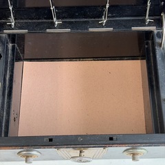 【レトロ】PLUS アラームキャッシュボックス 金庫 現金箱 収納ボックス 木製トレー3枚 取手付き 昭和 アンティーク インテリア ディスプレイ 小物入れ 小道具 店舗什器 ブラック 金属製 鍵穴・ダイヤル風意匠 ヴィンテージの画像