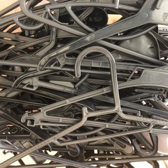 沢山の　ハンガー　黒だけ　さまざまの画像