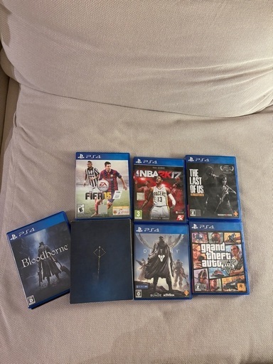 PS4本体、ゲーム6点、コントローラー2点、ヘッドセット、電源ケーブル、HDMIケーブル
