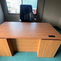 オフィス用テーブル（リクライニングチェアー付き）の画像