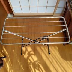 折りたたみ式洗濯物干しの画像