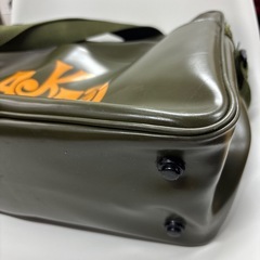 オリーブグリーンカラーのショルダーバッグの画像