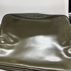 オリーブグリーンカラーのショルダーバッグの画像