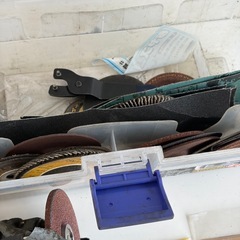 【動作確認済】東芝 ディスクグラインダー DGD-100D／砥石・切断/研磨ディスク多数＋サンドペーパー付き／ケース入一式 電動工具 グラインダー サンダー 研削 研磨 切断 アタッチメント TOSHIBA DGD100D 工具セット DIY 金属加工 木工 まとめの画像