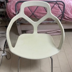 モダンなデザイン椅子　女の子使用の画像