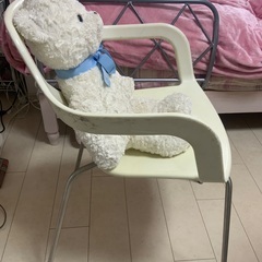 モダンなデザイン椅子　女の子使用の画像