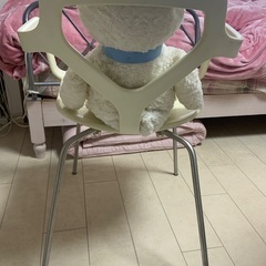 モダンなデザイン椅子　女の子使用の画像