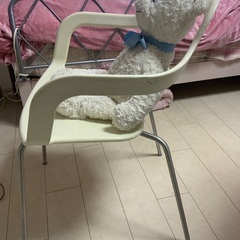 モダンなデザイン椅子　女の子使用の画像