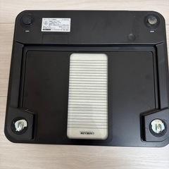 壊れかけた体重計の画像