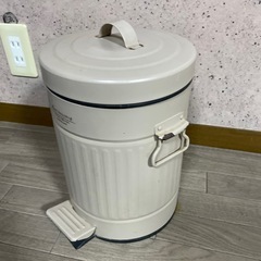 ダストボックス　ゴミ箱　鉄製　アイアンの画像