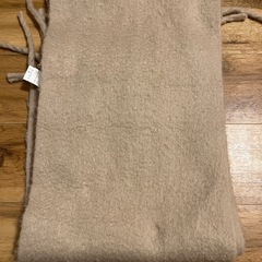 ボリューミーなマフラー ベージュ色の画像