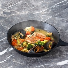  【美品✨】高級メラミナイト天板✨ホテルライクなダイニングテーブル（160×90） の画像