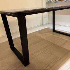  【美品✨】高級メラミナイト天板✨ホテルライクなダイニングテーブル（160×90） の画像