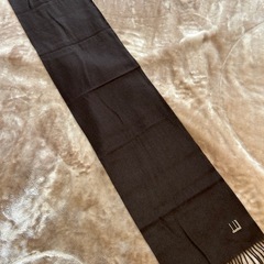 ダンヒルdunhillマフラーストールショールスカーフダークブラウン焦げ茶色系無地ロゴカシミヤ100%カシミア100%縦136センチ横約29.5センチフリンジ約6センチ製造国スコットランド製メンズmen’s男性用紳士の画像