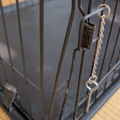 ペット用のケージとトイレのセットの画像