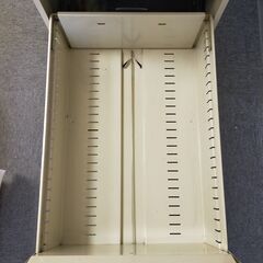 △ KUROCANE くろがね工作所 オフィス用4段スチール製ファイリングキャビネット オフィス用キャビネット JIS S 1033 キズ、サビあり 現状渡しの画像