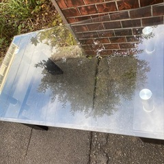 ガラステーブルの画像