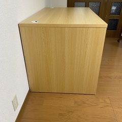 大きな机（簡易的な椅子も付けます）の画像