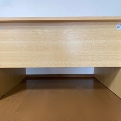 大きな机（簡易的な椅子も付けます）の画像