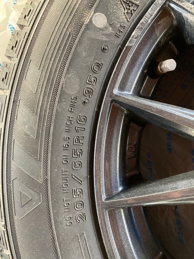 （取引中）スタッドレス　205/65/R16