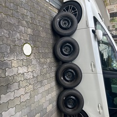 ブロックパターンタイヤの画像