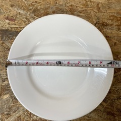 C(7684)★直接引き取り限定★ 丸皿 4枚セット 大皿 白 盛り付け皿 陶器 中古の画像