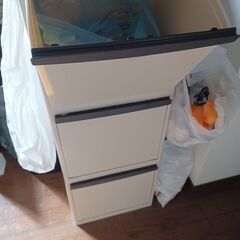 3段ゴミ箱の画像