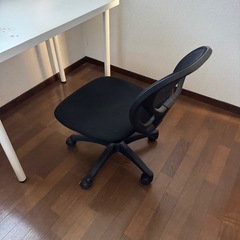 机と椅子 傷ありの画像