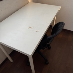 机と椅子 傷ありの画像