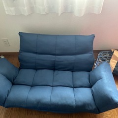 テレビ台、ソファ、ベットの画像