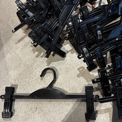 業務用 ハンガー　パンツハンガー、スカートハンガー　3種80本　プラスチック黒の画像