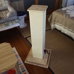 【ご成約済】キャットタワー 据え置き式 高さ86cm 【USED】 用品テストで使用 太さ17cmの角柱タイプ シンプルデザイン の画像