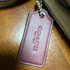 coachショルダーバックシルバー色の画像