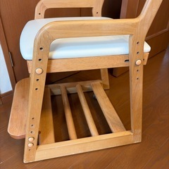 子供用キャスター付き学習チェアの画像