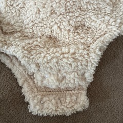 帽子付きくまのロンパースの画像