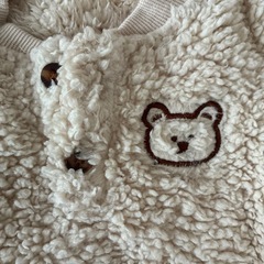 帽子付きくまのロンパースの画像