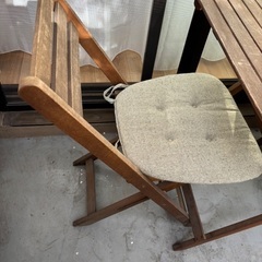 木製テーブルと折りたたみ椅子セットの画像