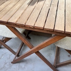 木製テーブルと折りたたみ椅子セットの画像