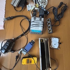 部品やアンティーク缶等の画像