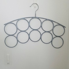 スカートハンガー3つ、スカーフハンガー1つの画像