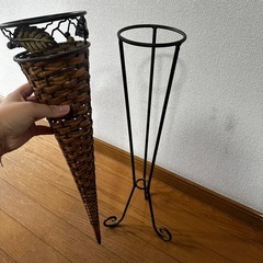 アジアン エスニック リーフ装飾 3本 巻足 フラワースタンド フラワーベースの画像