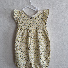 petit main フリル付きロンパースの画像