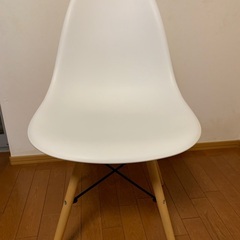 美品　白色チェアの画像