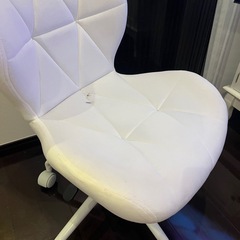白色の椅子　　オフィスチェア　昇降式の画像