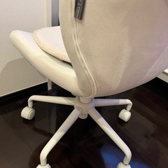 白色の椅子　　オフィスチェア　昇降式の画像