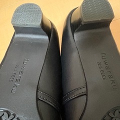 定価4,950円タグ付き新品　フワラク fuwaraku スクエアトゥパンプス 22.5cm　の画像