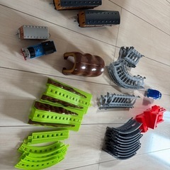 おもちゃ2セット/トマスきかんしゃとミニカーの画像