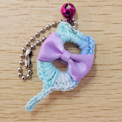 ハンドメイド 猫 キーホルダー パステルブルー×ラベンダーリボン 鈴付き かわいい 編み物 手作り 猫好き プレゼントの画像