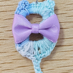 ハンドメイド 猫 キーホルダー パステルブルー×ラベンダーリボン 鈴付き かわいい 編み物 手作り 猫好き プレゼントの画像